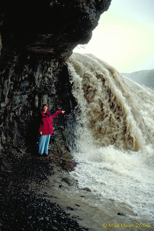 Iceland-1998-12.jpg - Getting up close to Gullfoss