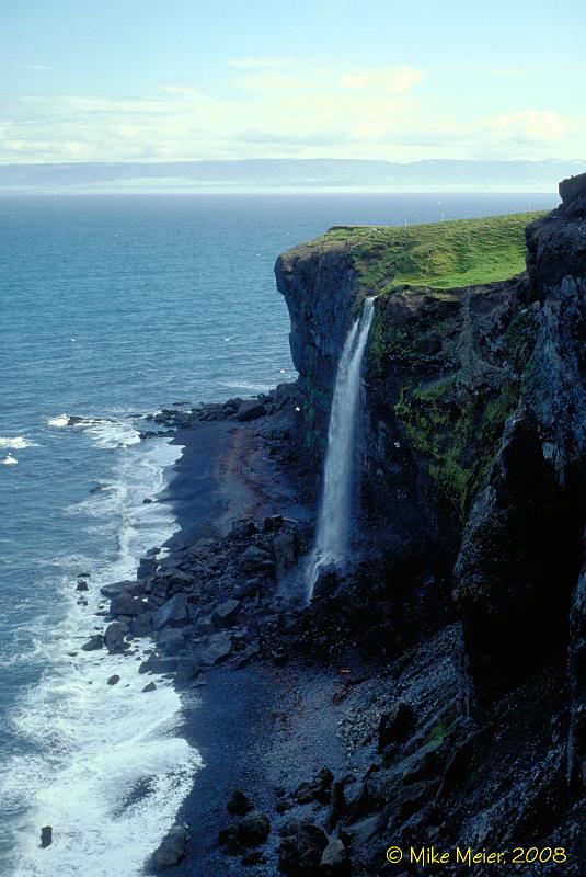 Iceland-1998-57.jpg - The coast along a fiord in northwest Iceland on the way to Holmavik.