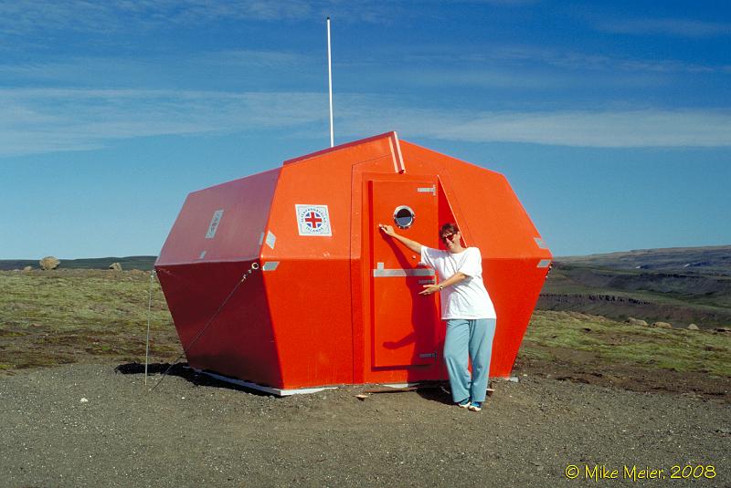 Iceland-1998-63.jpg - The new model of emergency shelter - on Hwy 60 at the Gláma-Reipholsfjöll county border