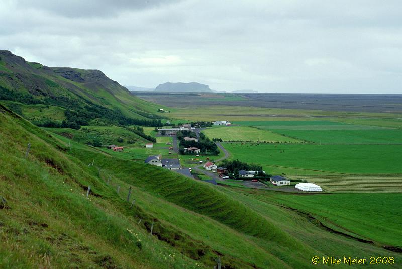 Iceland-1998-32.jpg - Tractor egg farm in southern Iceland (Skógasandur)