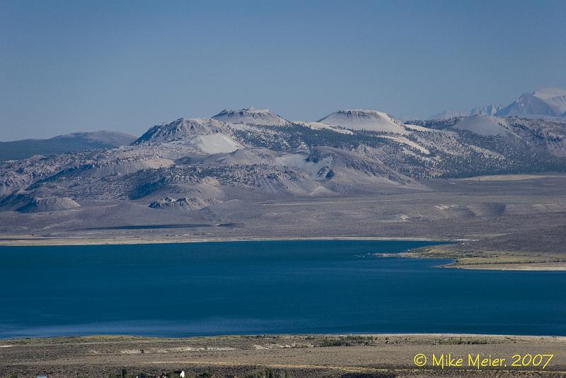 MonoLake-2007-02.jpg - Mono Lake, with the Mono Craters in the background.